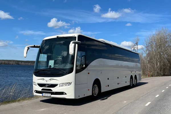 Volvo 9700 parkerad vid en sjö